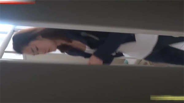 外网疯传!国内某高校女厕偷拍高清流出,清纯校花如厕被拍到全身颤抖